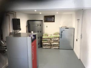deoliveira-patrice-chauffage25 - salle de maintenance avec pompe à chaleur et stock de granulé